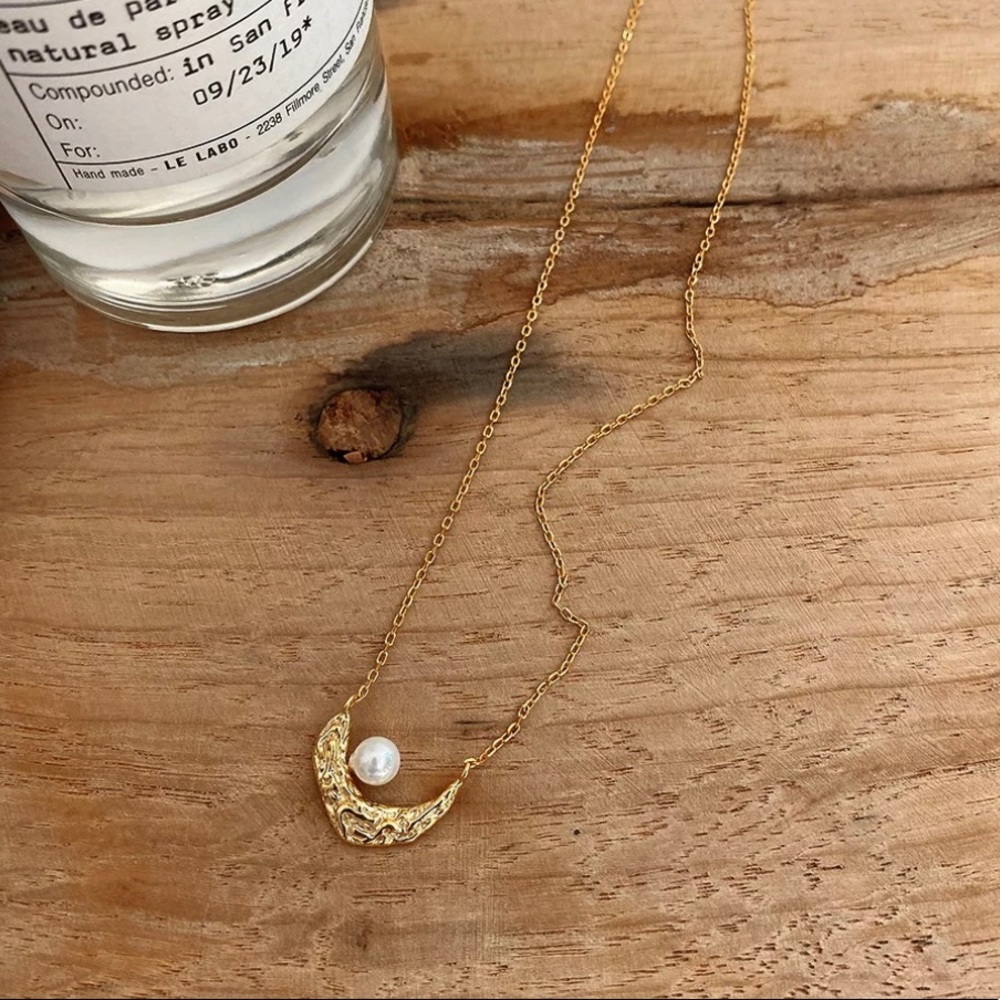 🆕Half Moon Freshwater Pearl Necklace🆕 - Picture 4 of 8